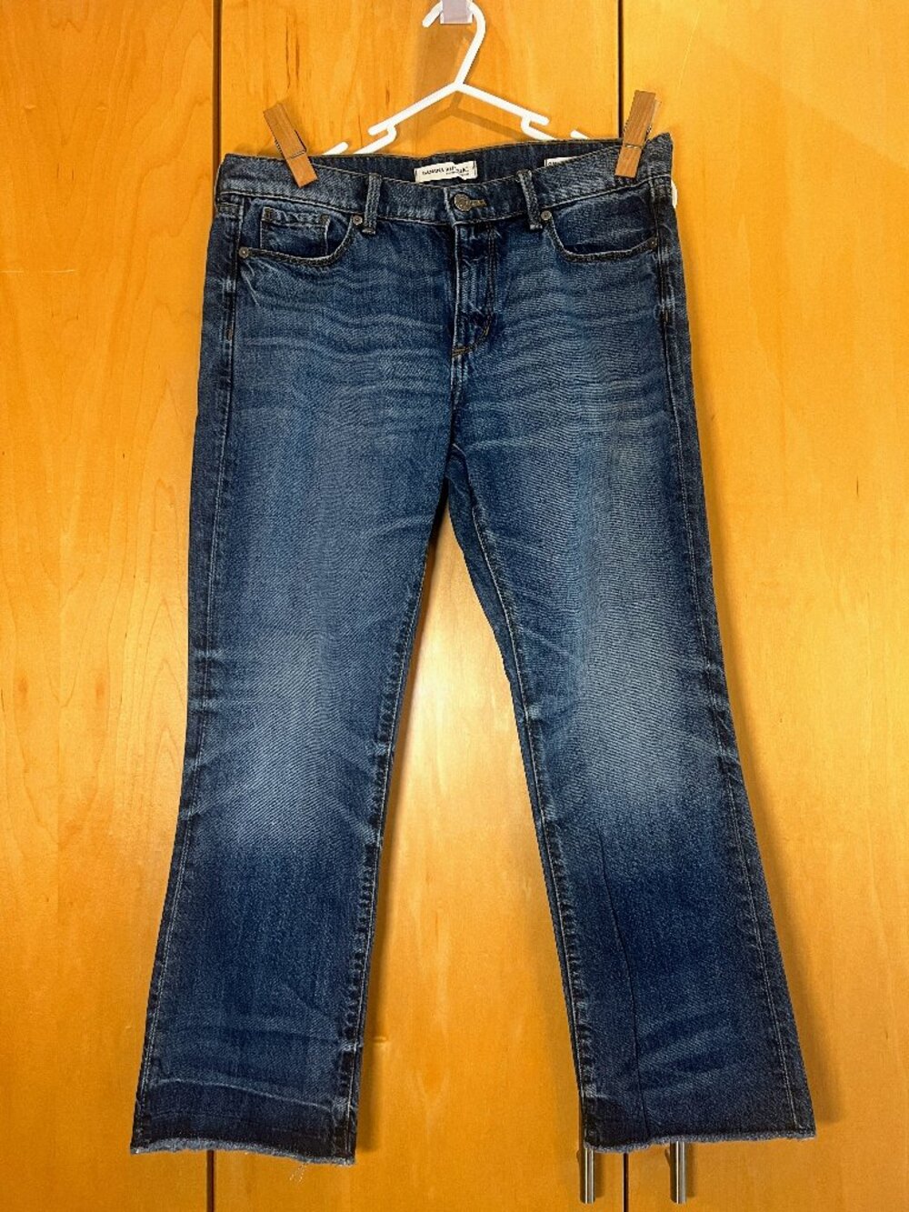 Banana Republic premium denim cropped with frayed hem, size 6